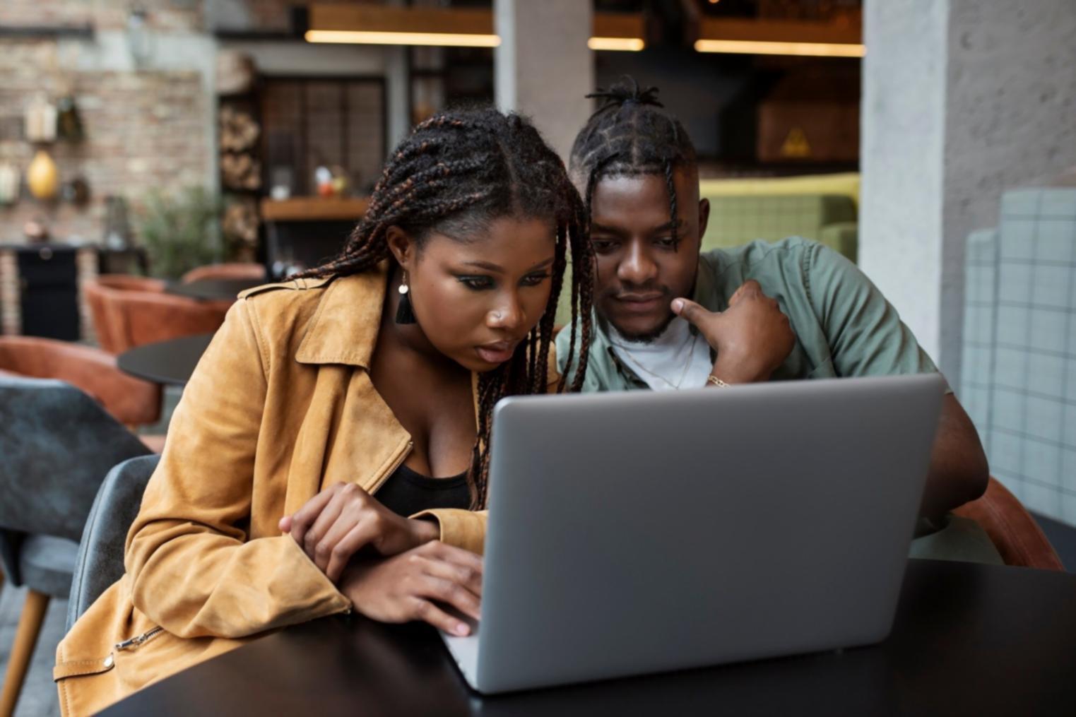 Estudiante trabajando con herramientas financieras digitales en un entorno moderno de aprendizaje